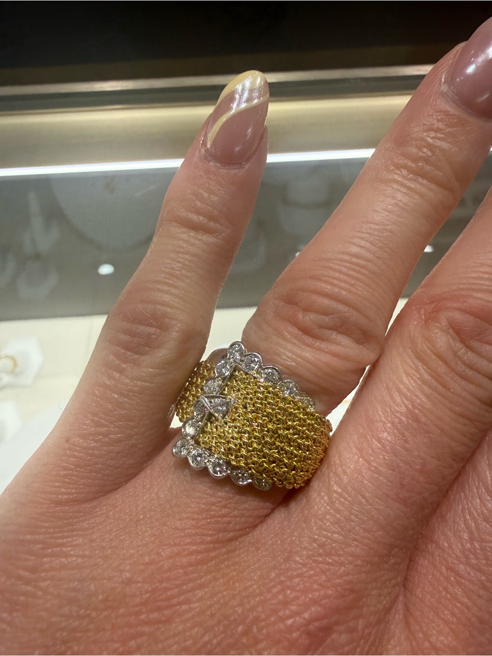 Elegant Gold Mesh and Diamond Accent Ring - Yellow Gold 18 karat